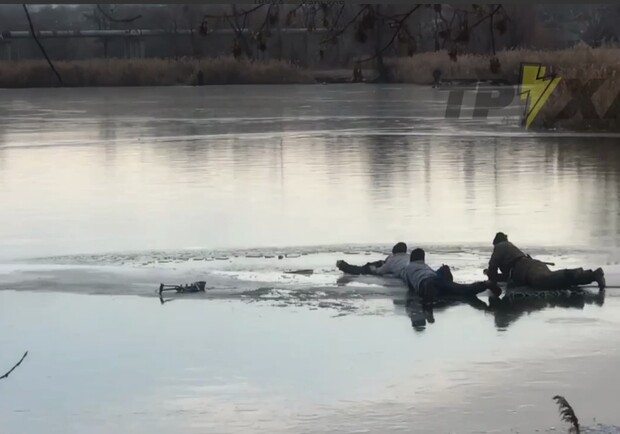 В Немышлянском карьере из воды вытащили тонущего рыбака. Фото: t.me/truexanews /10340