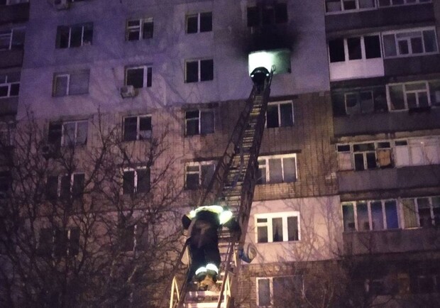 В Пятихатках — пожар в  девятиэтажке. Фото: ГСЧС Украины в Харьковской области