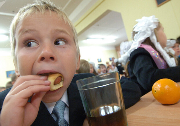 В украинских школах запретят продавать снэки, а учеников будут подвозить