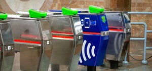 Плюс 4 станции: на Салтовской ветке метро установили турникеты для оплаты проезда банковской картой