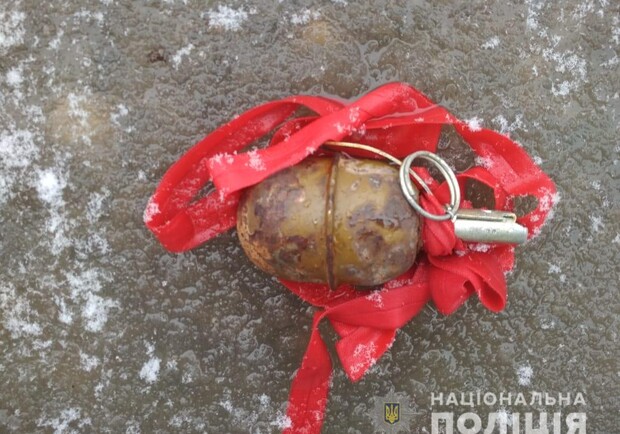 Во дворе на Салтовке обнаружили гранату. Фото: hk.npu.gov.ua