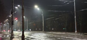 Почти как старые: на Голосеевском проспекте устанавливают декоративные фонарные столбы