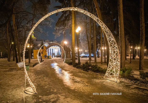 В парке Горького появились светящиеся арки. Фото: Василий Голосный