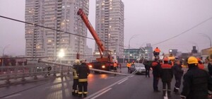 Поторопились построить: инженер объяснил, почему фонари на Шулявском мосту упали