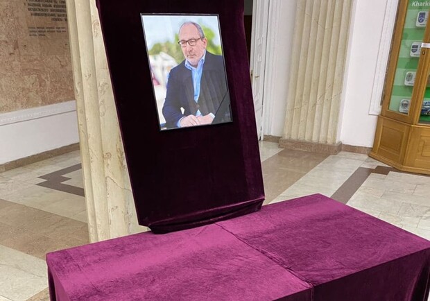 В фойе харьковской мэрии установили портрет Кернеса, куда можно принести цветы. Фото: ХарьковLife 