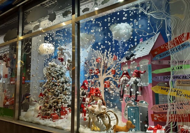 Новогоднее настроение: в Одессе преобразились витрины магазинов и ТЦ