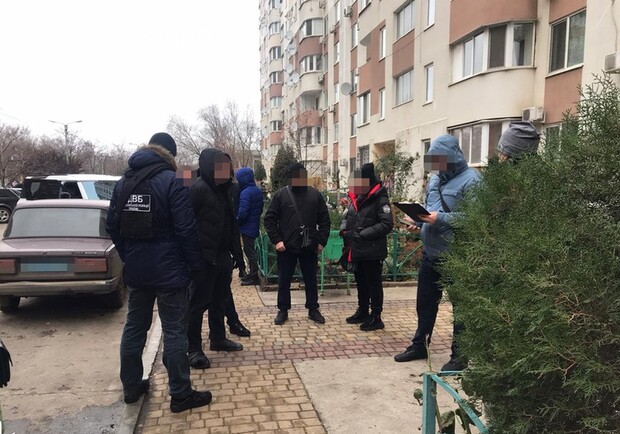 Одесский полицейский вырвал у женщины из рук 20 тысяч долларов. Фото: ГБР