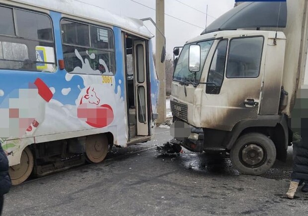 В Харькове столкнулись фура, трамвай и легковушка. Фото: Патрульная полиция Харьковской области