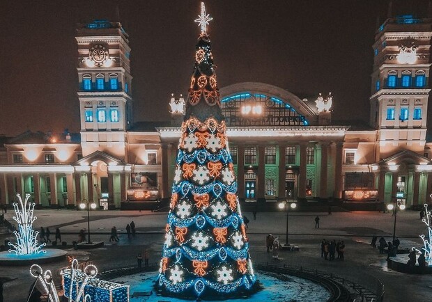Как украсили к Новому году Привокзальную площадь в Харькове. Фото: Виталий Шульга