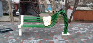 В стиле работ Сальвадора Дали: под Одессой установили необычную скамейку