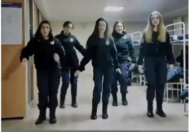 Харьковские курсантки станцевали канкан под песню "Вороваек". Кадр из видео
