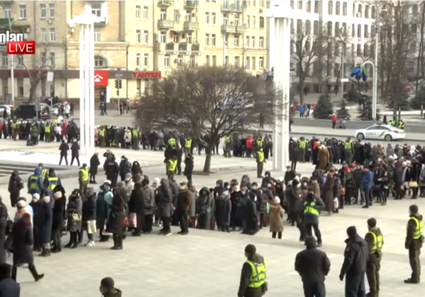 Харьковчане пришли попрощаться с Геннадием Кернесом. Фото: скриншот видео