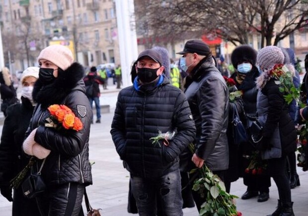 Цветы с церемонии прощания с Кернесом вывозят грузовиками. Фото: nakipelo.ua