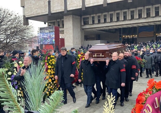 Гроб с телом Геннадия Кернеса вынесли из здания ХНАТОБа. Фото: Сергей Тараненко