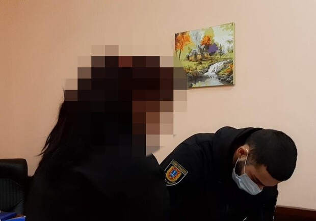 На Дерибасовской 19-летняя девушка пырнула ножом прохожего. Фото: Нацполиция
