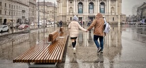 Заціни: на площі перед Оперним театром встановили першу 10-метрову лавку