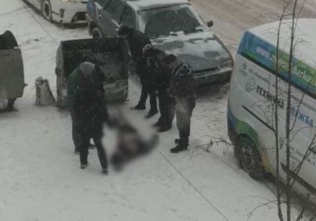 В Харькове обнаружили труп мужчины в мусорном контейнере. Фото: ХС