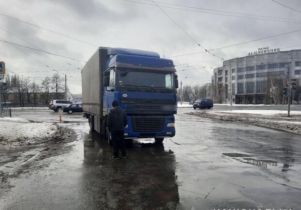 В Харькове у ДК железнодорожников фура переехала пешехода. Фото: полиция Харьковской области