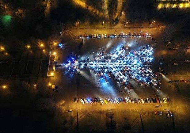 В Харькове водители создали рекордную автоелку. Фото: 24 канал