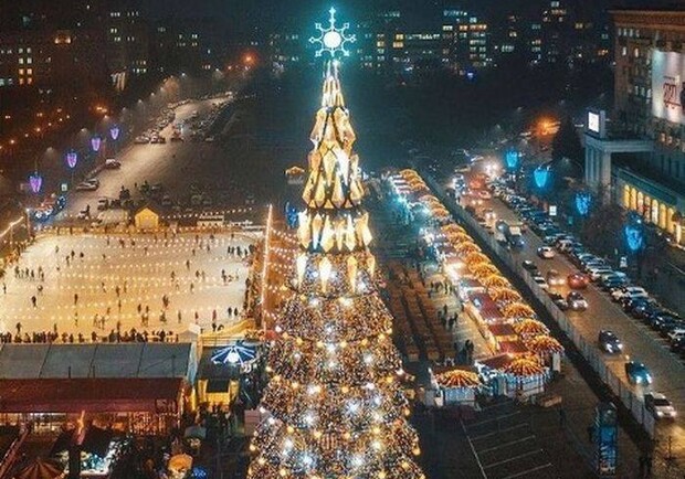 Новогодний городок и ярмарка на площади Свободы - фото