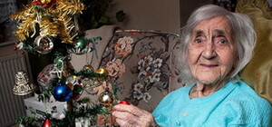 Носочки и чай: в Одессе готовят новогодние подарки для одиноких пенсионеров
