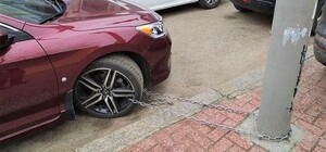 Хитрый ход: изобретательный автохам приковал свою машину к столбу