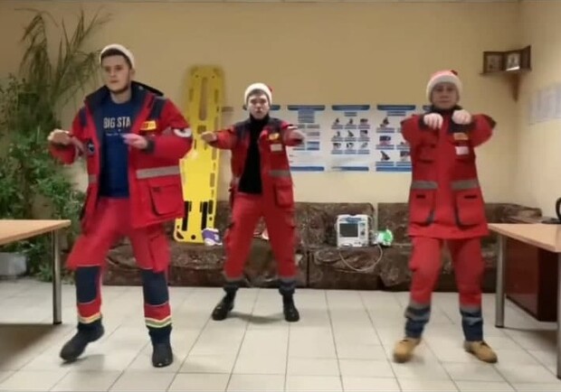 Харьковские медики поздравили с Новым годом танцем. Фото: скриншот видео