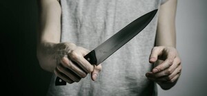 Жил с трупом несколько дней: на Салтовке  мужчина зарезал мать