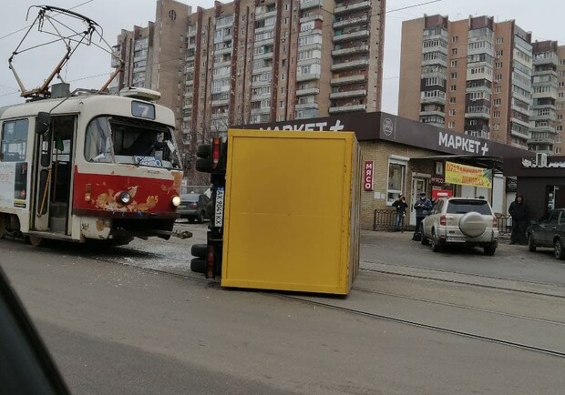 На улице Москалевской грузовик перевернулся на рельсах. Фото: Х_Харьков