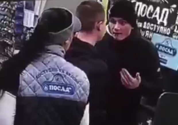 В Харькове «мстители» наказали неадеквата, который ударил кассиршу ногой в лицо. Фото: скриншот видеозаписи инцидента
