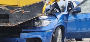 Не поделили дорогу: в Одессе столкнулись легковое авто и грузовой кран