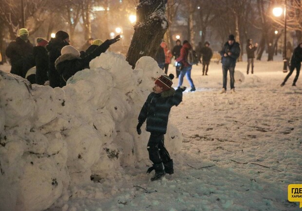 Харьковчане устроили снежную битву в центре города. Фото: Где в Харькове