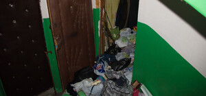 Мужчина держит в страхе весь дом: в заваленной мусором квартире на Бабурке нашли два трупа