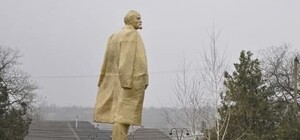 После года борьбы с местными жителями: в Одесской области снесли памятник Ленину