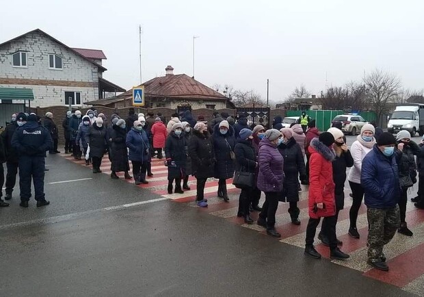 В Дергачевском районе жители перекрыли дорогу. Фото: телеграмм-канал "Протест"