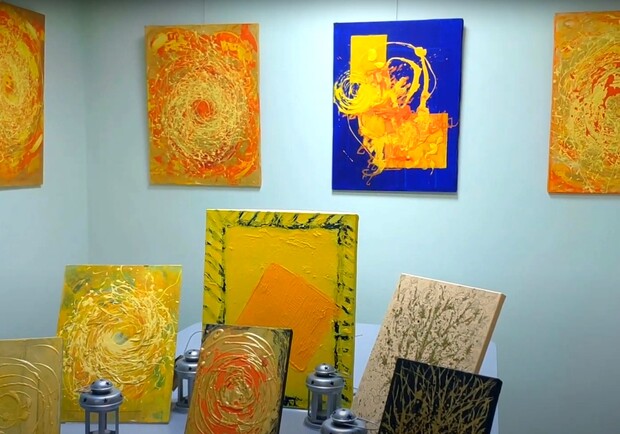 Выставка Марины Кривко "Мы – Солнце. Квантовый уровень" - фото