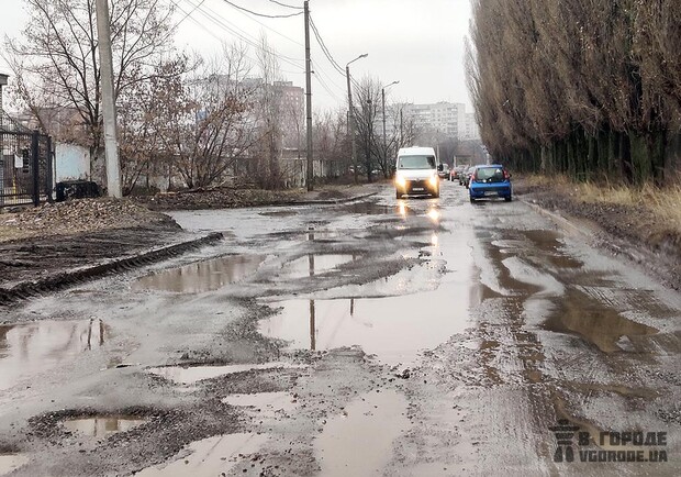 Харьковчане просят отремонтировать дорогу на улице Солидарности. Фото: Vgorode