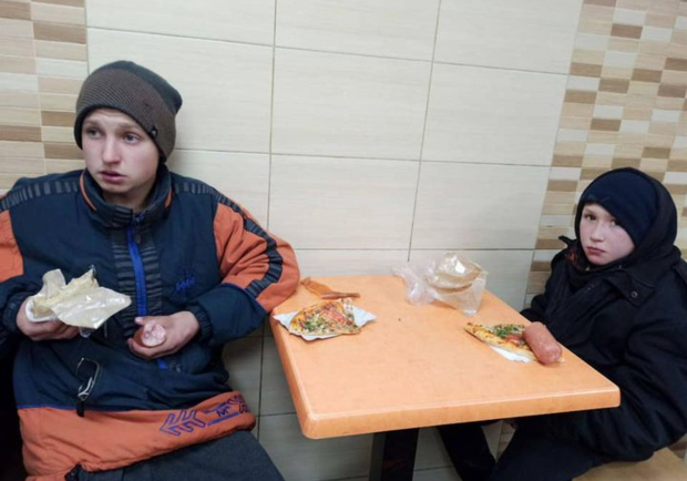 В Харькове школьники прогуливали школу, выпрашивая деньги и еду. Фото: facebook.com/Kharkov.City