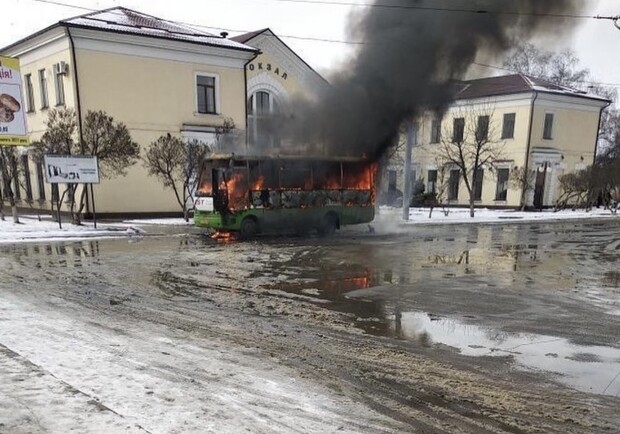 На Основе сгорела маршрутка. Фото: ГСЧС Украины в Харьковской области