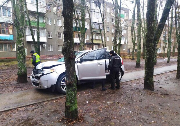 Разбили машину во дворе