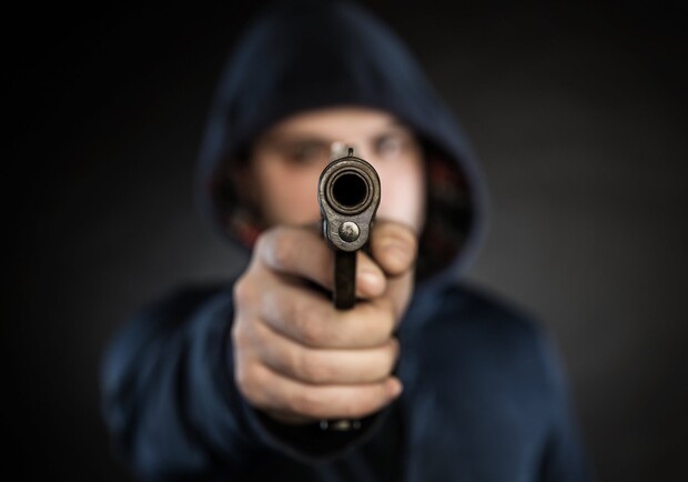 Под Харьковом мужчина угрожал патрульным пистолетом