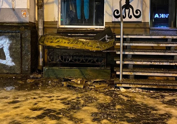 В центре Харькова рухнул балкон. Фото: t.me/h_saltovka