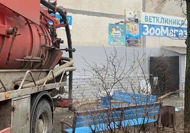 В Харькове зоомагазин затопило кипятком из-за лопнувшей трубы теплосетей. Фото: Александра Севрюкова