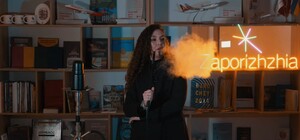 С кальяном о Трампе и Навальном: запорожская чиновница ведет скандальный блог (видео)