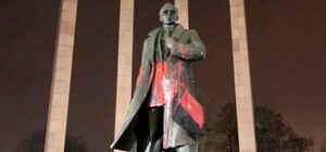 У Львові пам'ятник Степану Бандері облили червоно фарбою: що каже мер