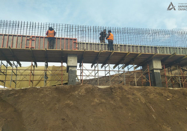 На международной трассе под Харьковом строят новый мост. Фото: Служба автодорог в Харьковской области