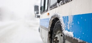 Все из-за метели: в Запорожской области автобус с пассажирами застрял в кювете