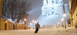 Не унывают: на Андреевском спуске заметили сноубордистов