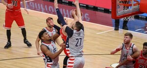 На последней секунде: украинец помог победить баскетбольной команде из США