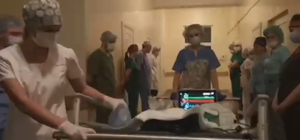 Відео дня: львівські лікарі віддають останню шану 45-річній донорці органів